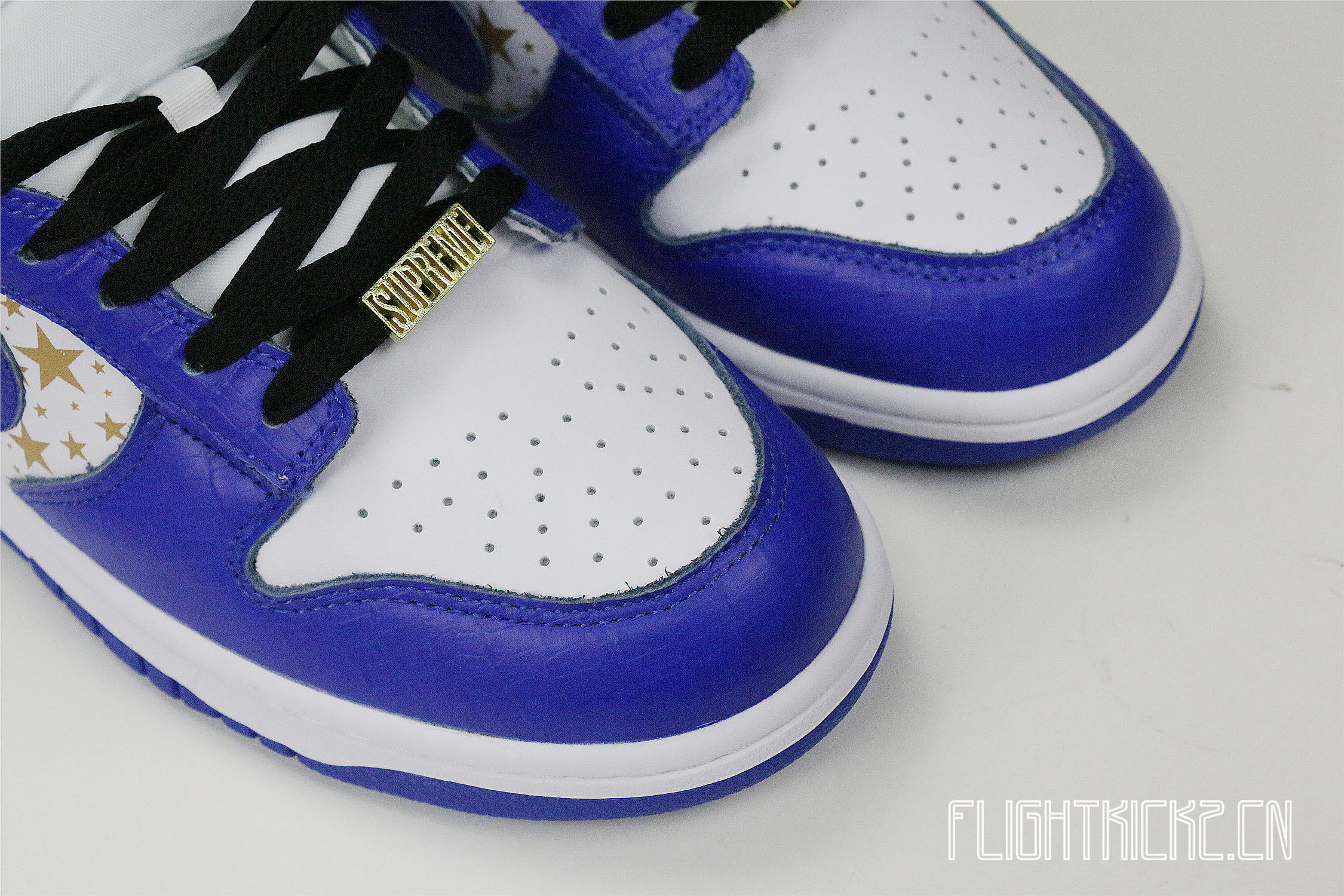 Nike SB Dunk Low Supreme Hyper Royal