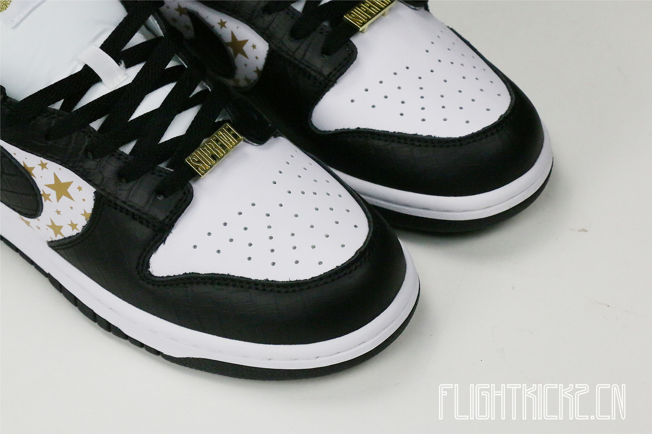 Nike SB Dunk Low Supreme Black