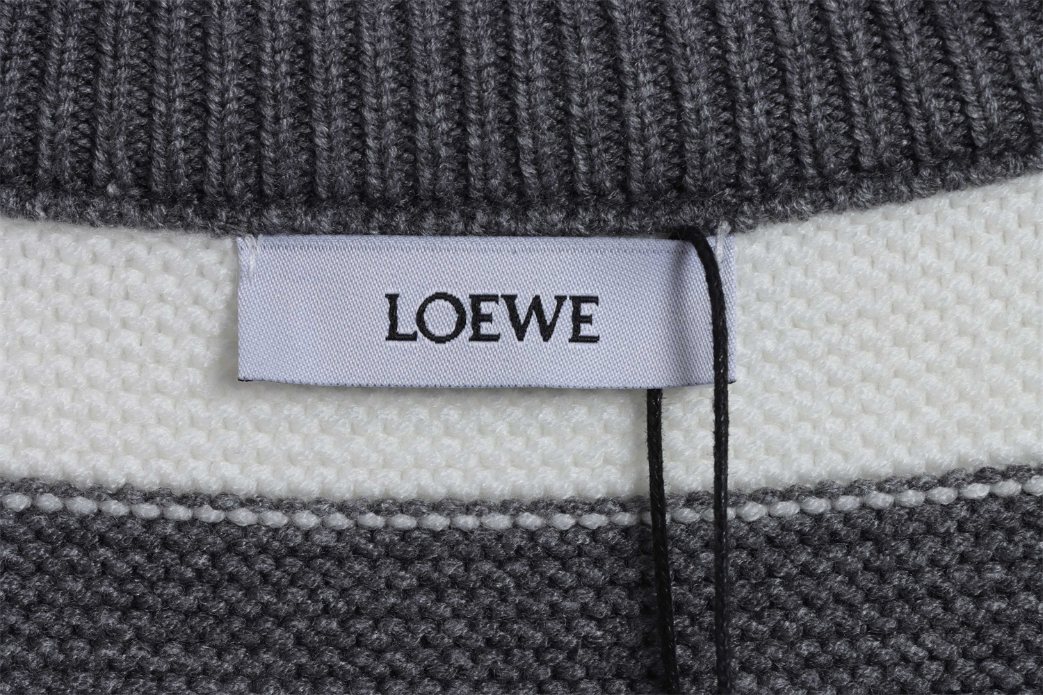Loevve 22SS autumn and winter new round neck striped patch sweater