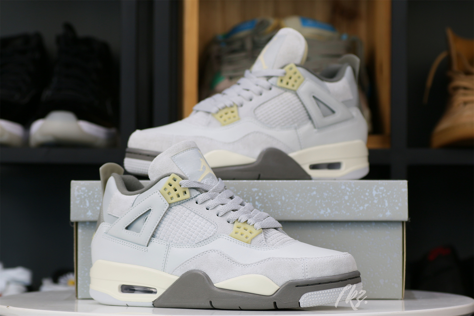 Air Jordan 4 Retro SE Craft Photon Dust