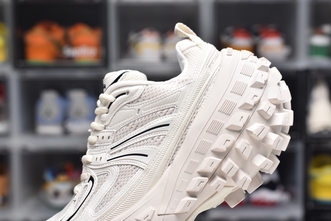 Balenciag* Defender black & white