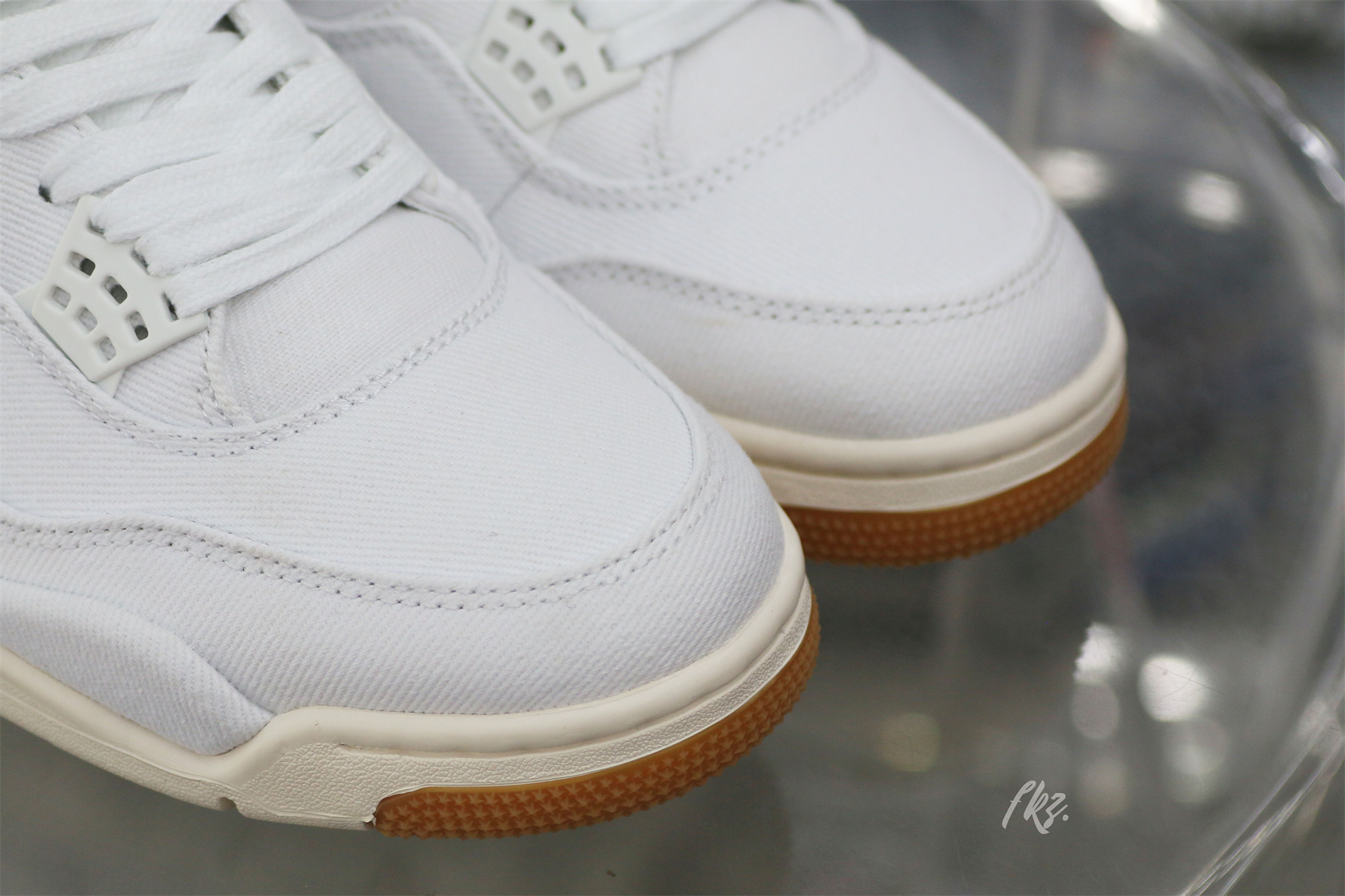 Air Jordan 4 Retro Levi’s White (Levi’s Tag)