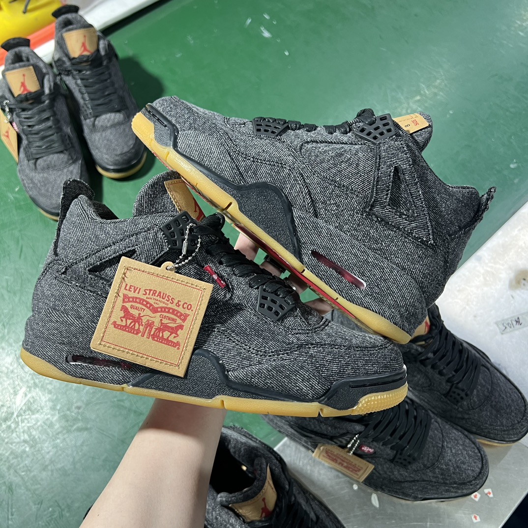 Air Jordan 4 Retro Levi’s Black (Levi’s Tag)