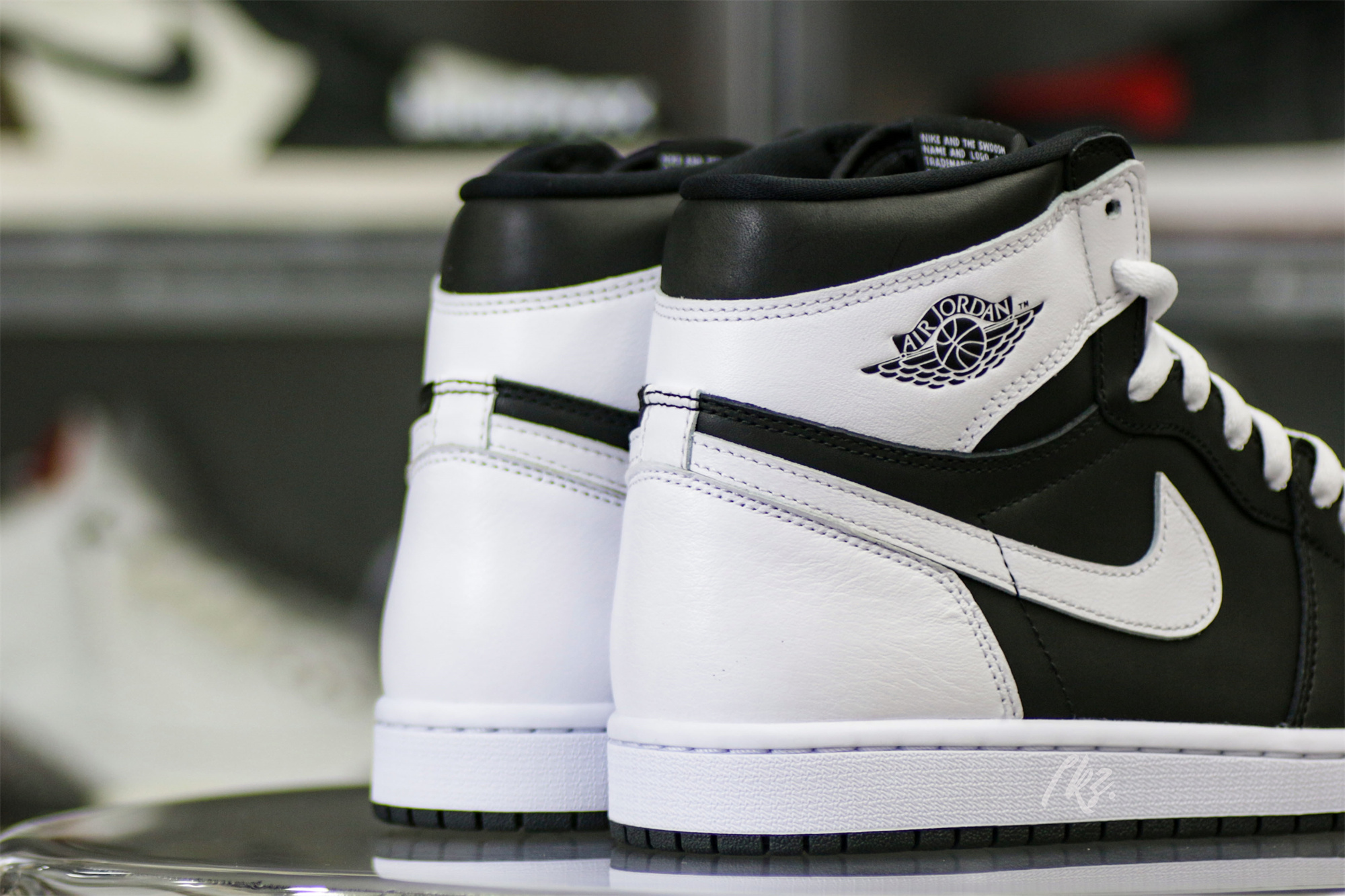 Air Jordan 1 Retro High OG Black White 2024