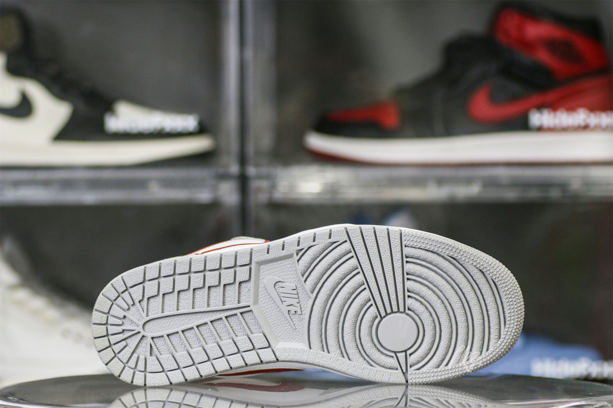 Air Jordan 1 Low SE Light Smoke Grey Gym Red