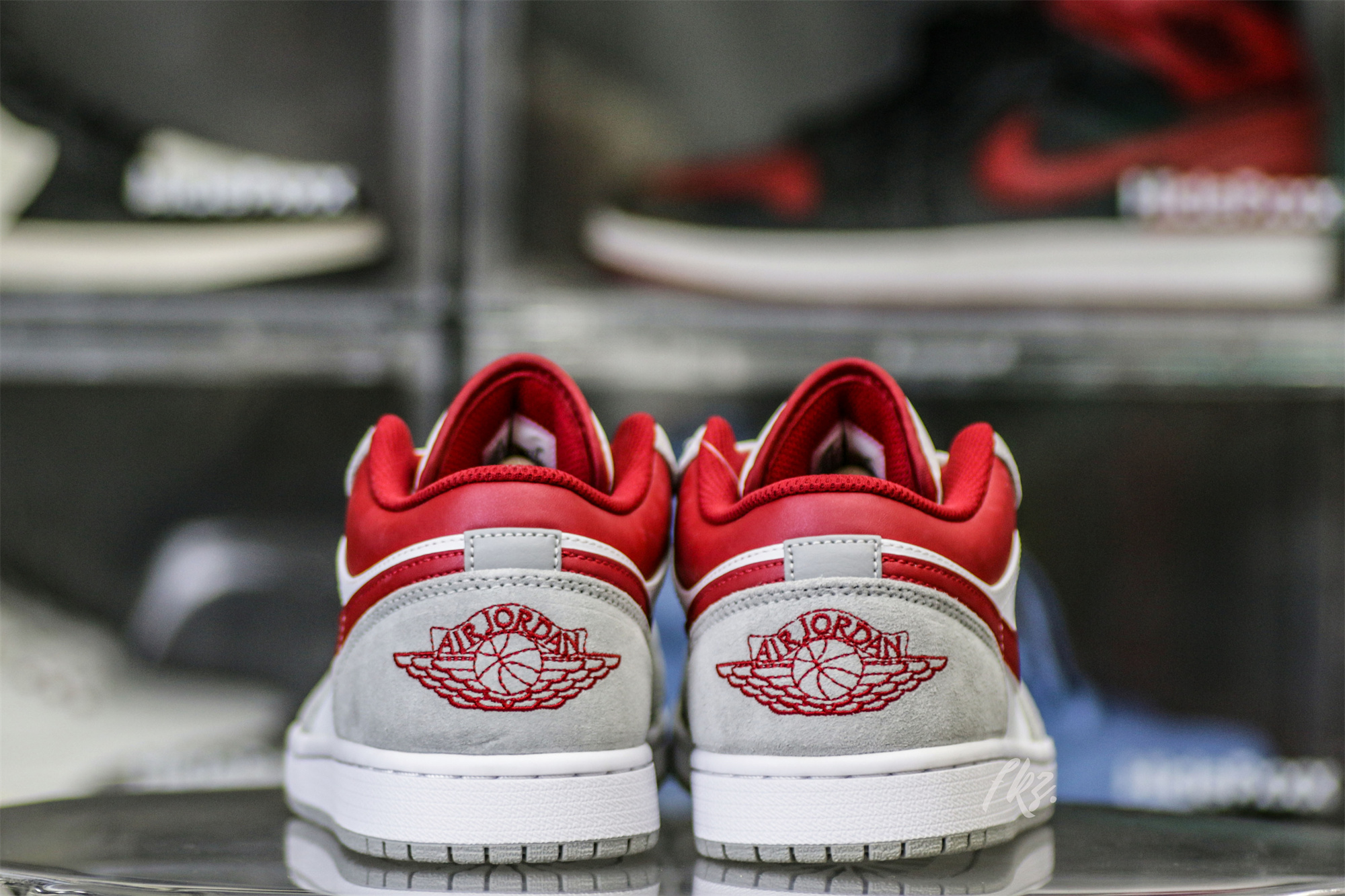 Air Jordan 1 Low SE Light Smoke Grey Gym Red