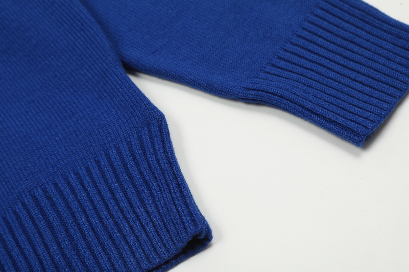 Am1 2024SS classic blue jacquard big heart turtleneck sweater