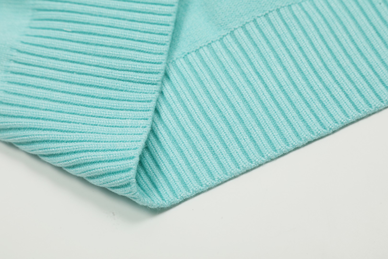 Am1 2024SS classic lake green jacquard big heart turtleneck sweater