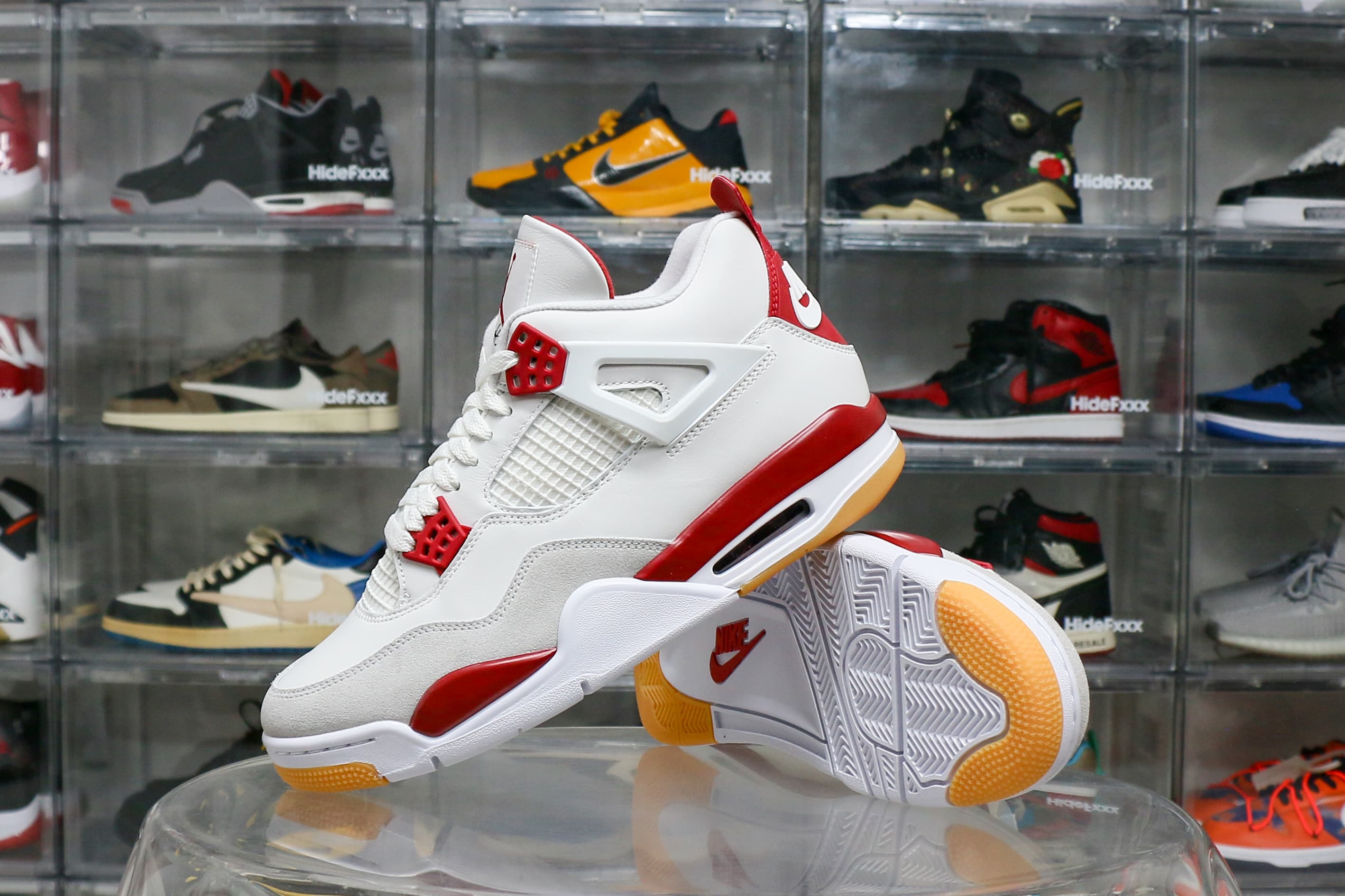 Nike SB x Air Jordan 4 Varsity Red is a Family & Friends (LN5 A1 Batch)